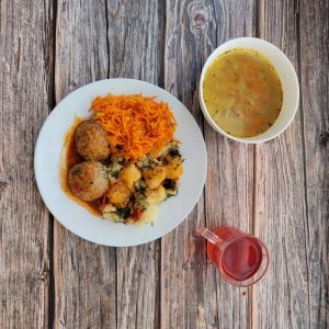 Zdjęcie przedstawia Dietę z ograniczeniem łatwoprzyswajalnych węglowodanów: Zupa jarzynowa z makaronem Ziemniaki młode z koperkiem gotowane Pulpet z kurczaka Sos curry Surówka z marchwi i jabłka Kompot owocowy z jabłkami